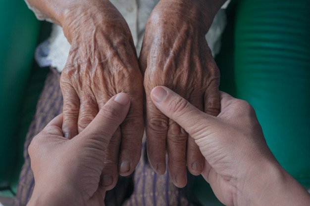 Manos tomándose. | Imagen: Freepik