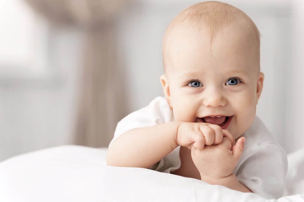 Portrait of a crawling baby on the bed in her room | Photo: Shutterstock