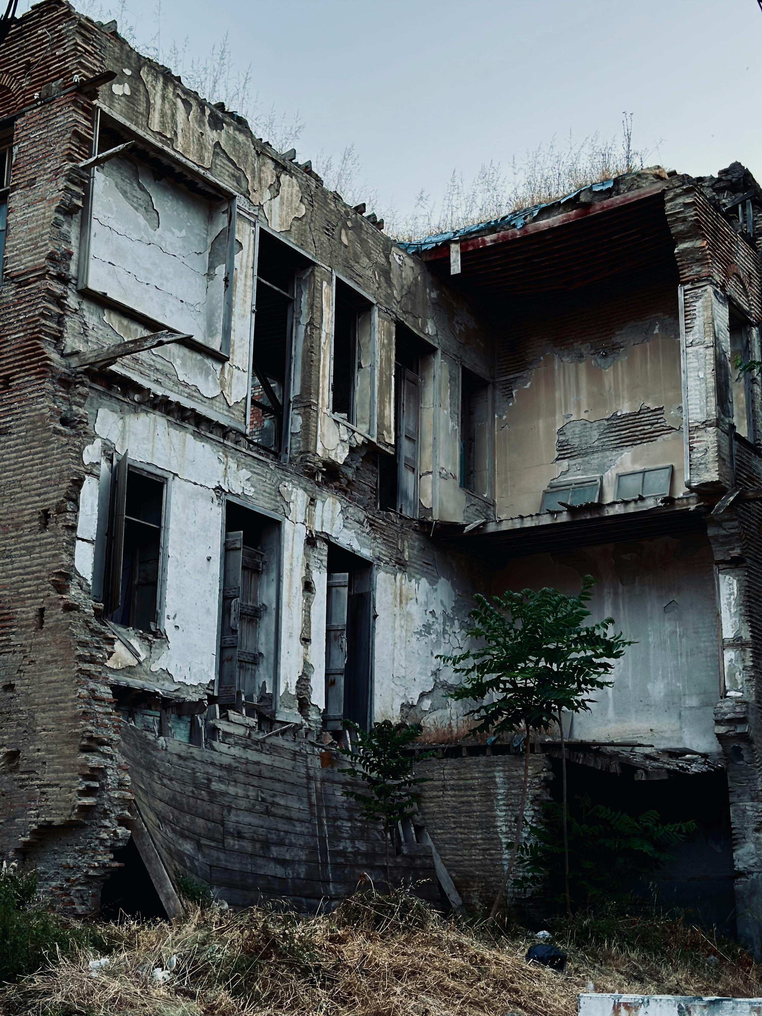 A partially-demolished house | Source: Pexels