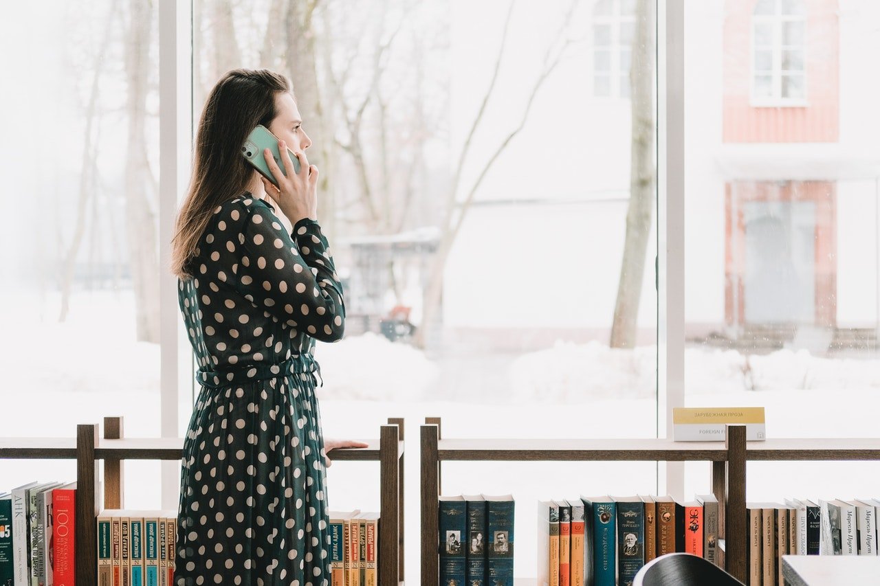 She received a call from her friend. | Source: Pexels