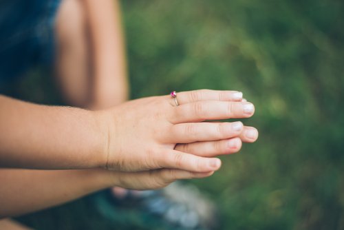 Niña uniendo su mano a la de su madre| Foto: Shutterstock