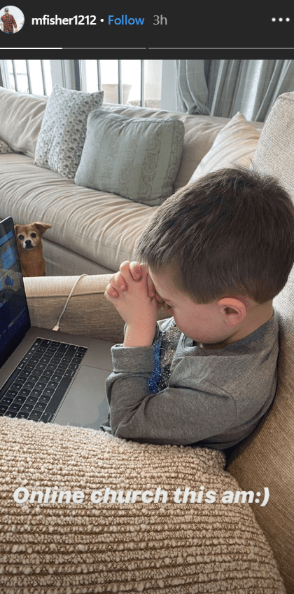 Carrie Underwood's son Isaiah prays in front his laptop | Photo: Instagram/ Carrie Underwood