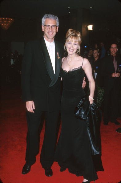 Shelley Long y Bruce Tyson durante el American Film Institute rinden homenaje a Harrison Ford con el premio Lifetime Achievement Award 2000 en el Beverly Hilton Hotel. | Foto: Getty Images Shelley Long y Bruce Tyson durante el American Film Institute rinden homenaje a Harrison Ford con el premio Lifetime Achievement Award 2000 en el Beverly Hilton Hotel. | Foto: Getty Images