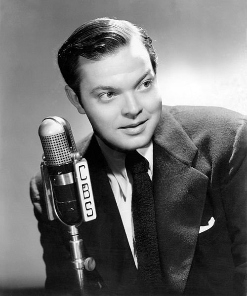 Orson Welles, promoviendo la transmisión principal de ‘Orson Welles y su Mercury Theatre (Orson Welles Show)’, el 15 de septiembre de 1941, en CBS Radio. | Imagen: Wikipedia Orson Welles, promoviendo la transmisión principal de ‘Orson Welles y su Mercury Theatre (Orson Welles Show)’, el 15 de septiembre de 1941, en CBS Radio. | Imagen: Wikipedia