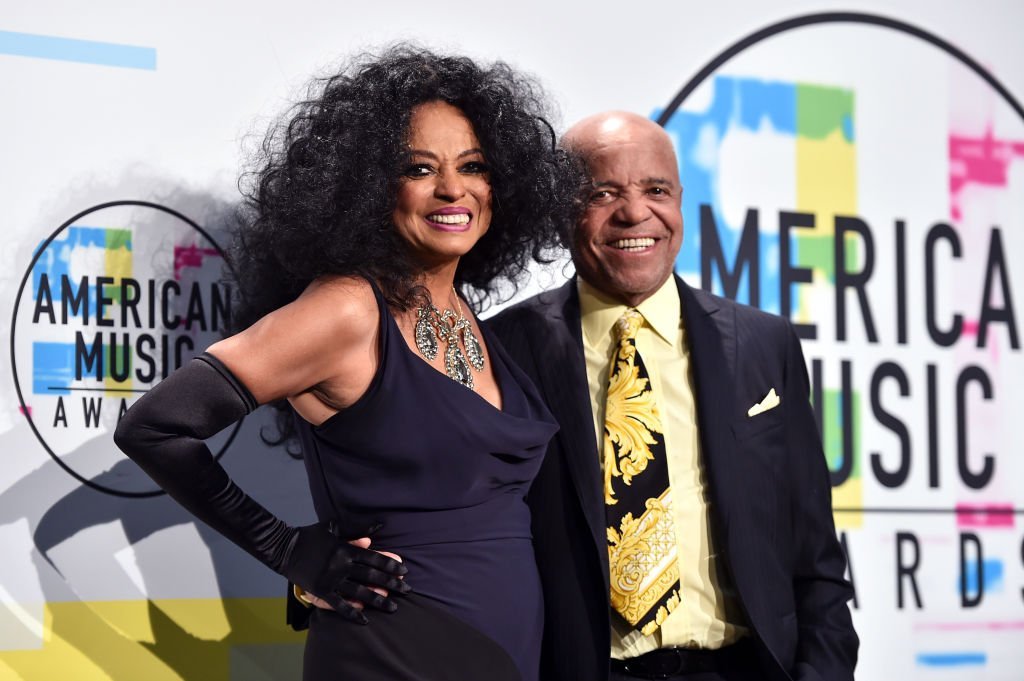 Diana Ross and Berry Gordy pose in the press room during the 2017 American Music Awards. | Photo: GettyImages | Photo: GettyImages