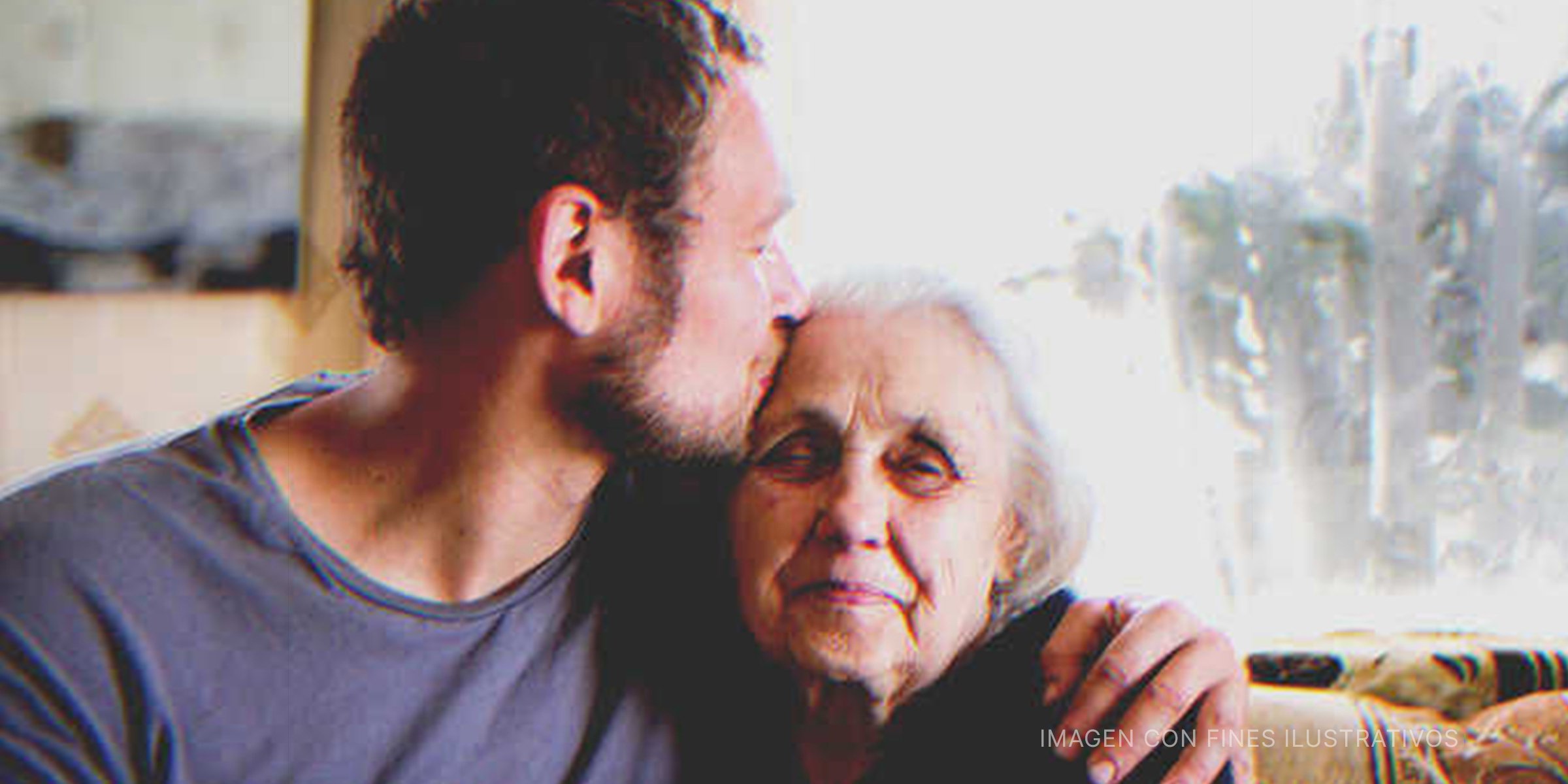 Hombre besa en la frente a anciana | Foto:Shutterstock 