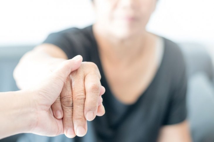 Main d'une femme atteinte de la maladie d'Alzheimer | Photo :Shutterstock
