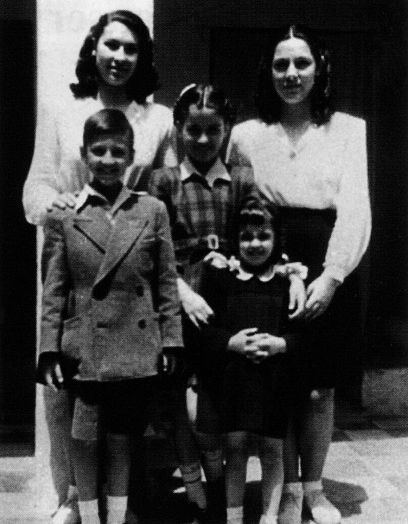 Nana Mouskouri, sa sœur Eugenie et les enfants des propriétaires de leur maison d'Athènes en 1946. l Source : Getty Images