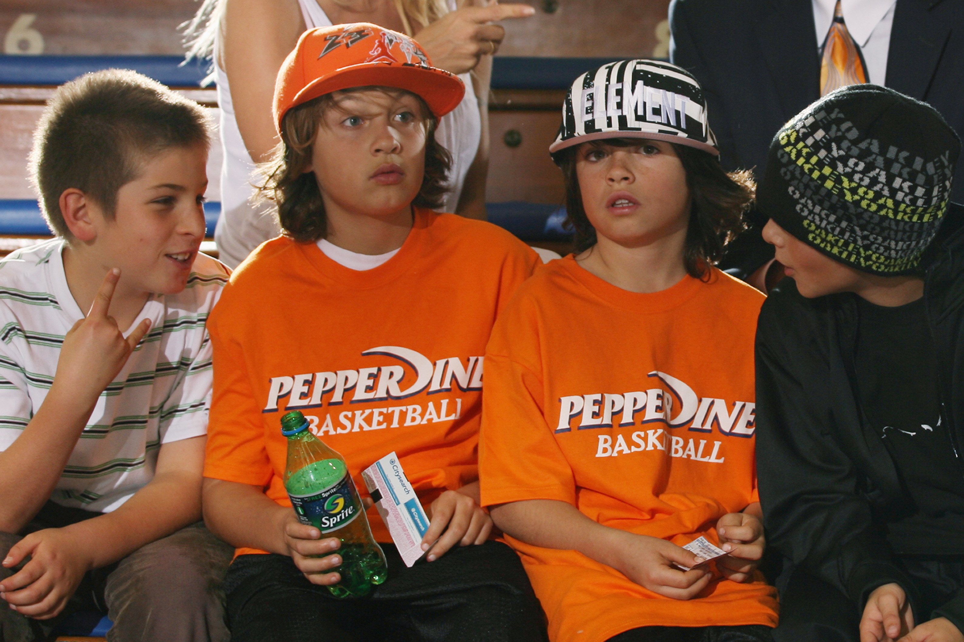Brandon Lee (orange cap) and Dylan Lee (striped cap) photographed with friends at a basketball game at Firestone Fieldhouse in Malibu, California on January 26, 2008 | Source: Getty Images