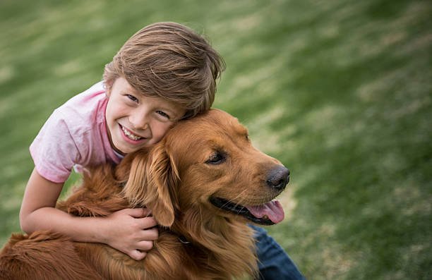 Un niño abraza con amor a su perro. | Foto: Pexels