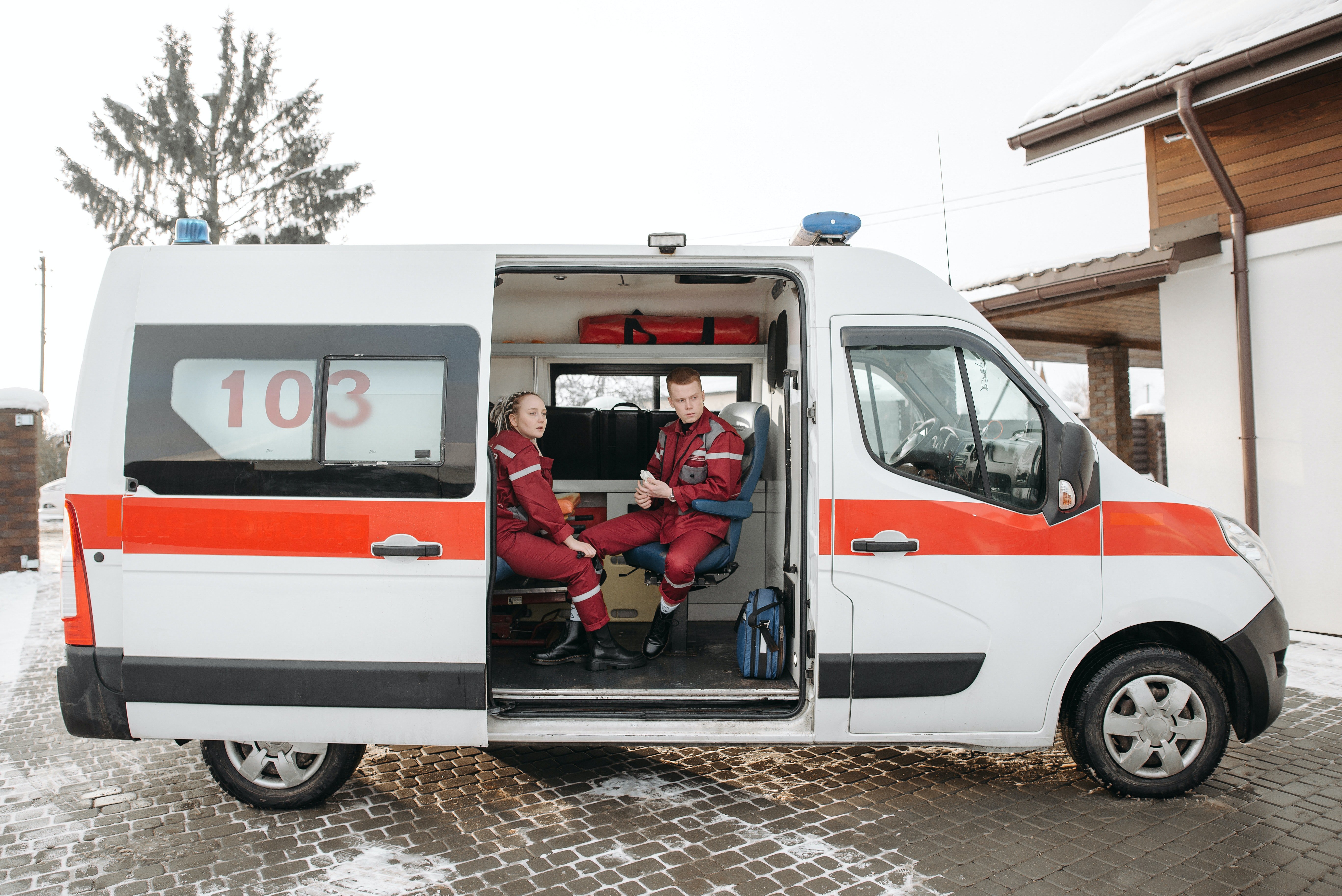 Paramédicos dentro de ambulancia. | Foto: Pexels