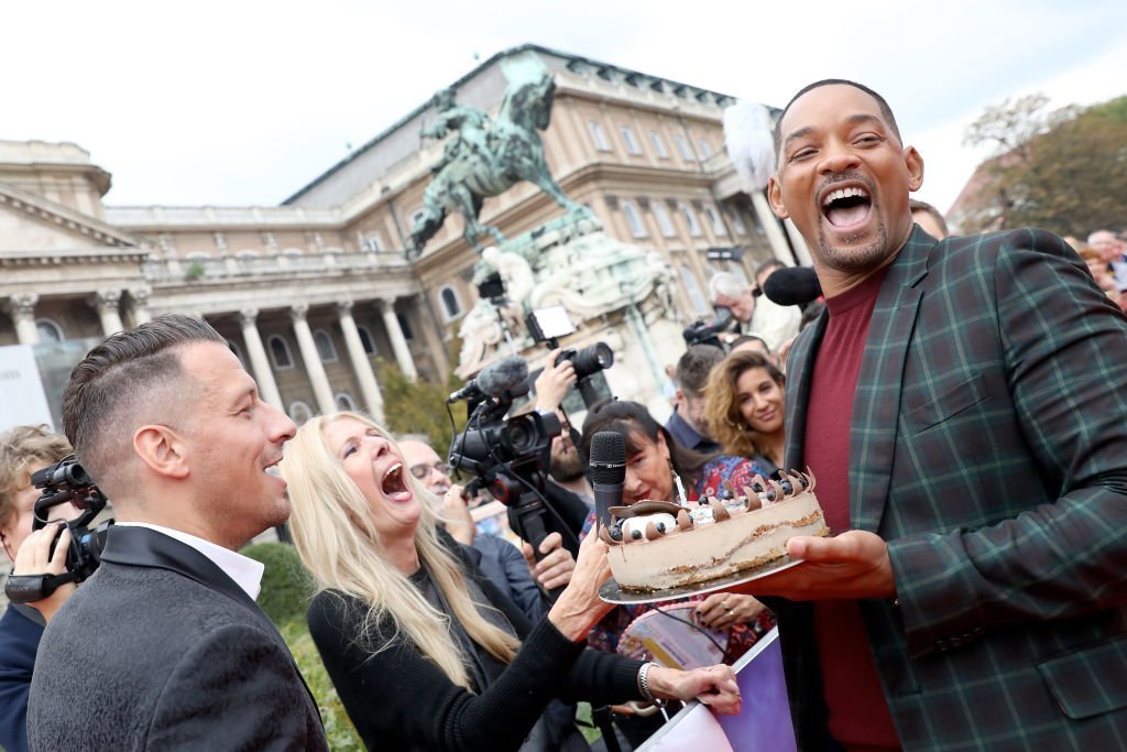 Will Smith poses with a birthday cake to celebrate his 51st birthday at the "Gemini Man" Budapest red carpet in Hungary on Sept. 25, 2019 | Photo: Getty Images