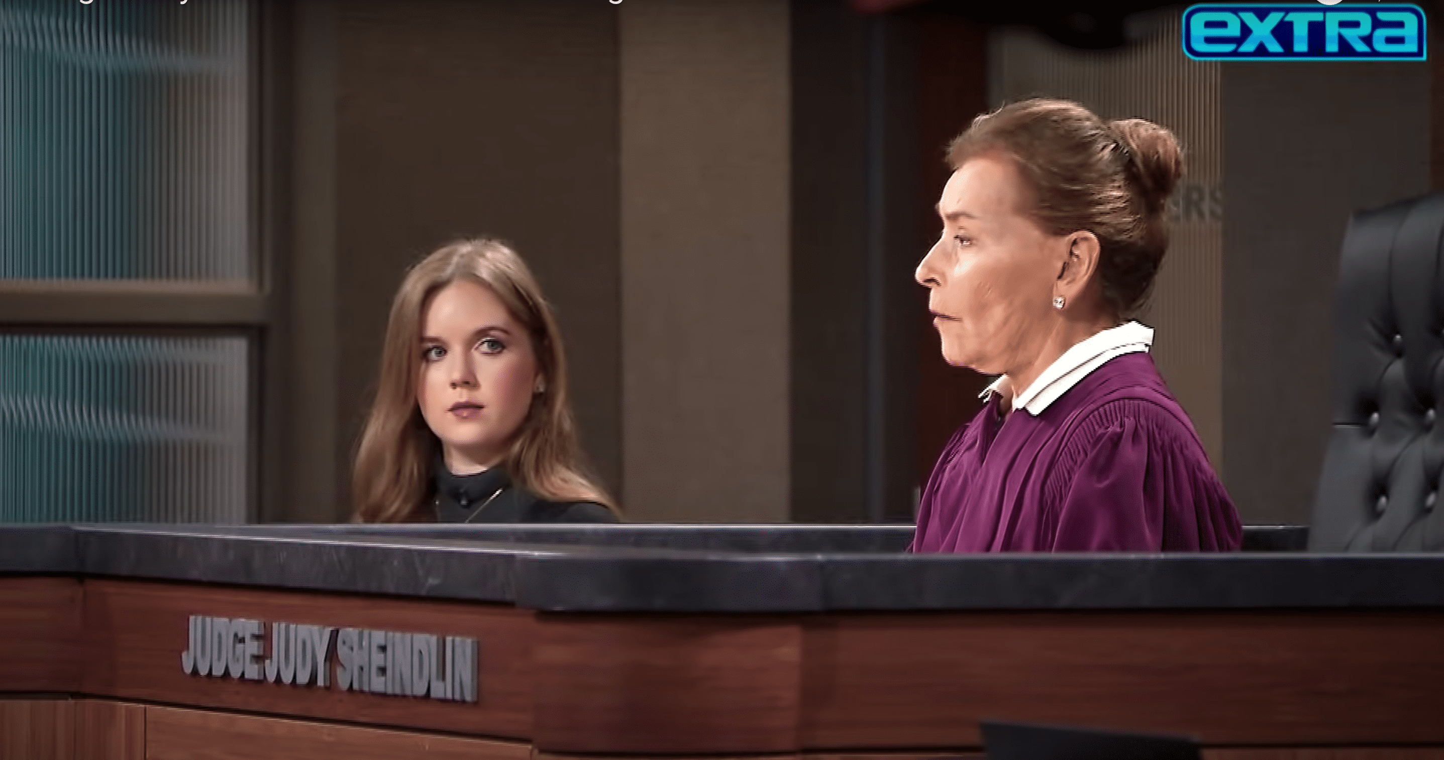 Sarah Rose and Judge Judy in a courtroom. | Source: .youtube.com/extratv 