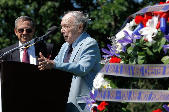 Stanley Karnow lauréat du prix Pulitzer et expert de la guerre du Vietnam, s'exprime. | Photo : Getty Images.