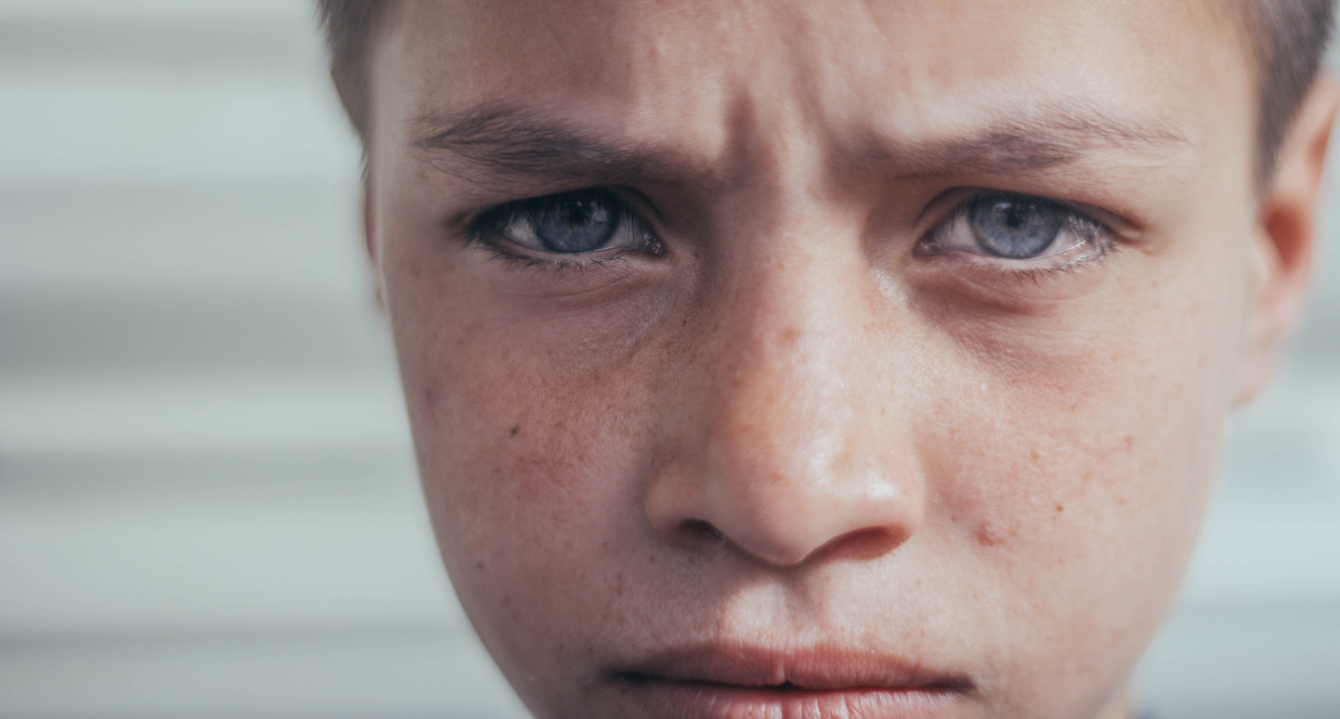 A close-up of an angry boy | Photo: Pexels