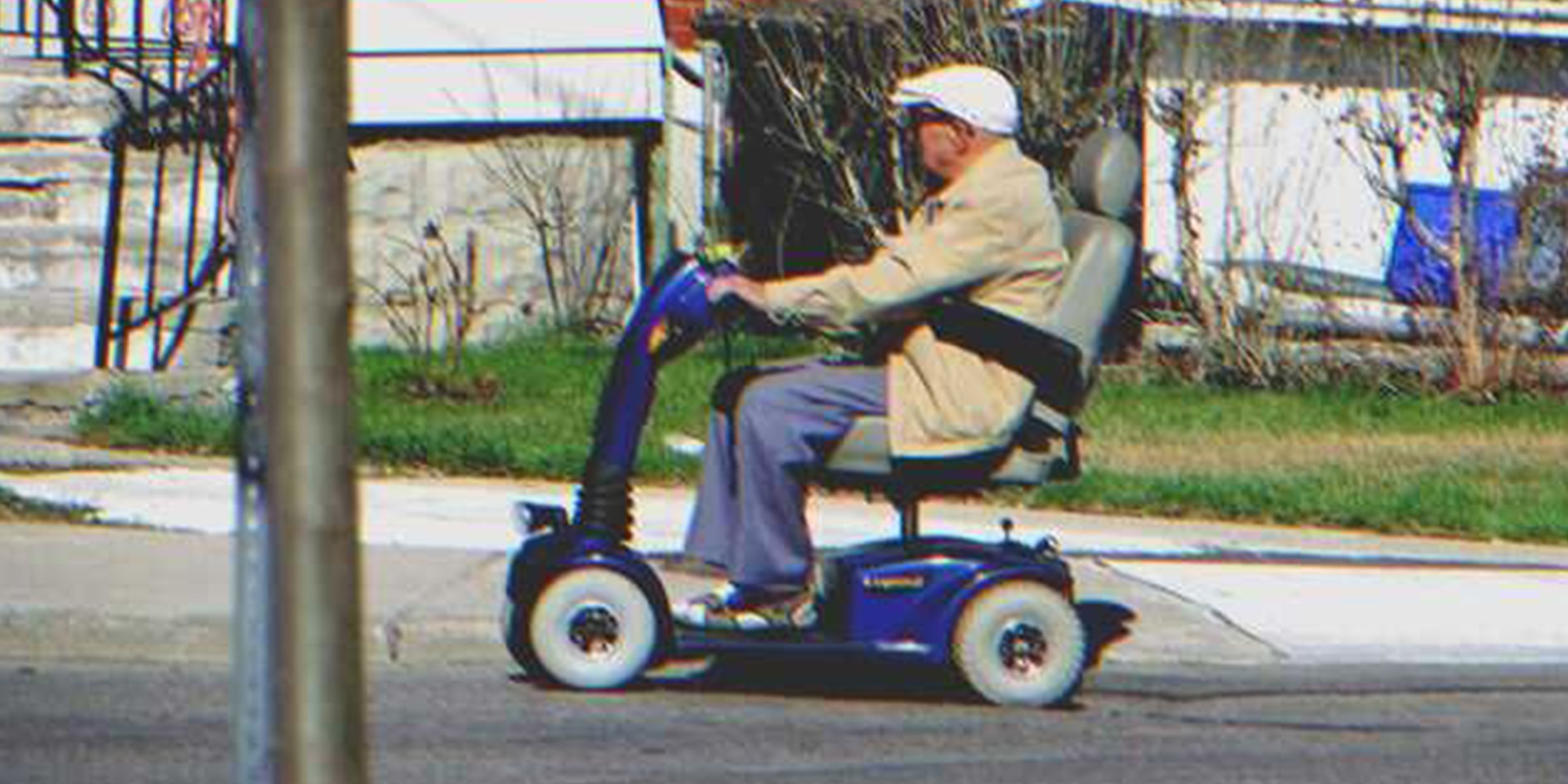 Ein alter Mann in einem elektrischen Rollstuhl | Quelle: Flickr / Michael