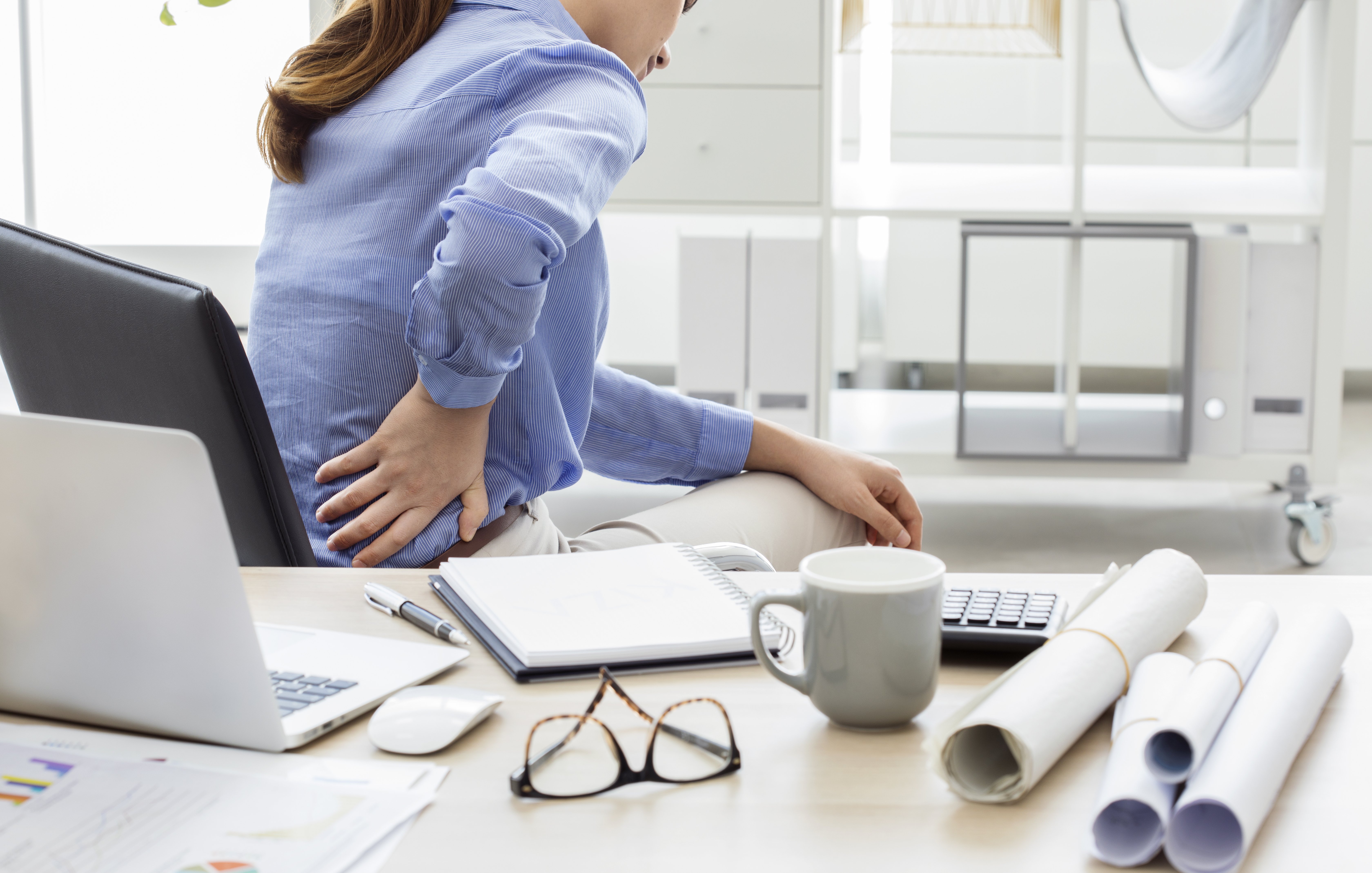 Mujer con dolor de espalda. Fuente: Shutterstock Mujer con dolor de espalda. Fuente: Shutterstock
