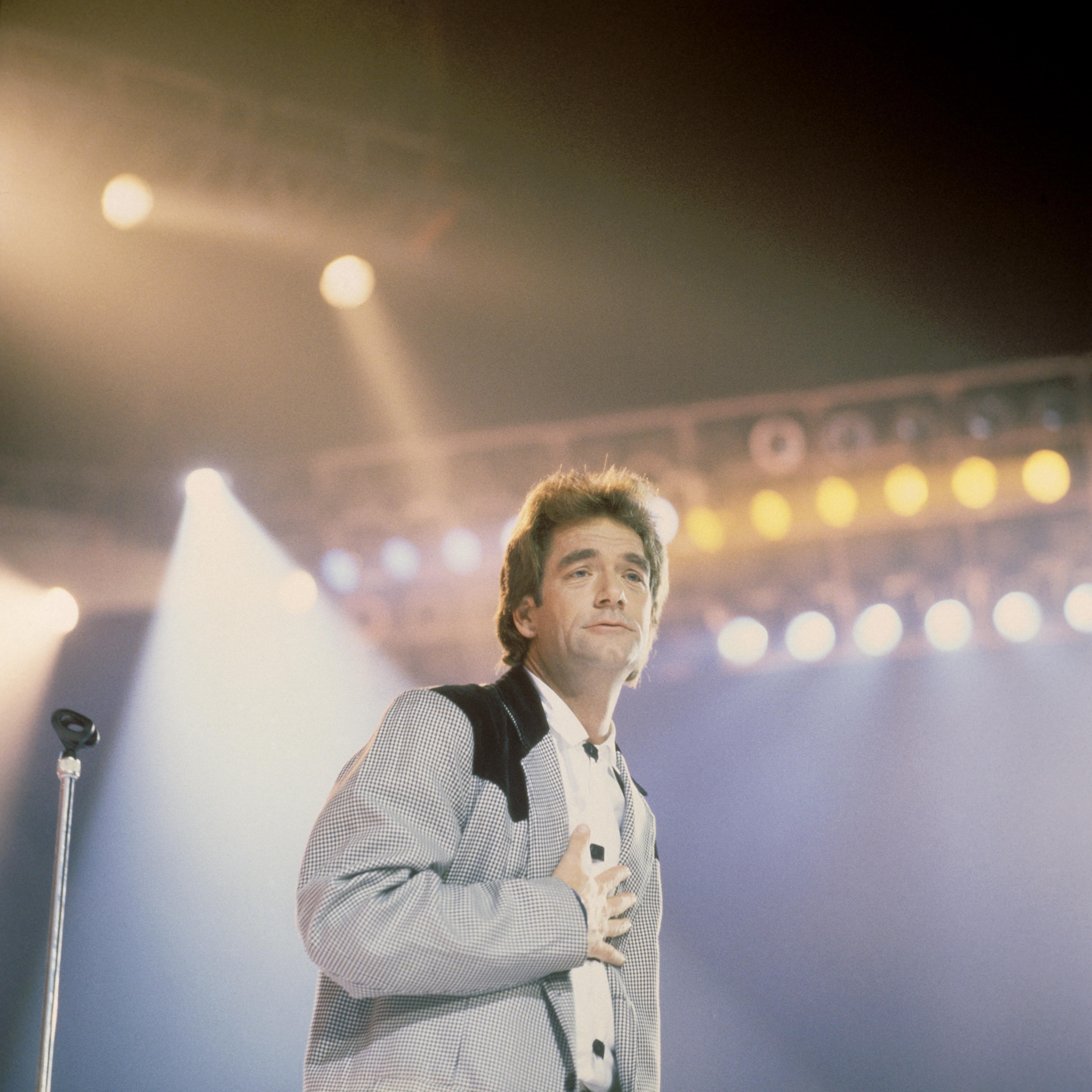 Huey Lewis during a live performance on January 1, 1980. | Source: Getty Images