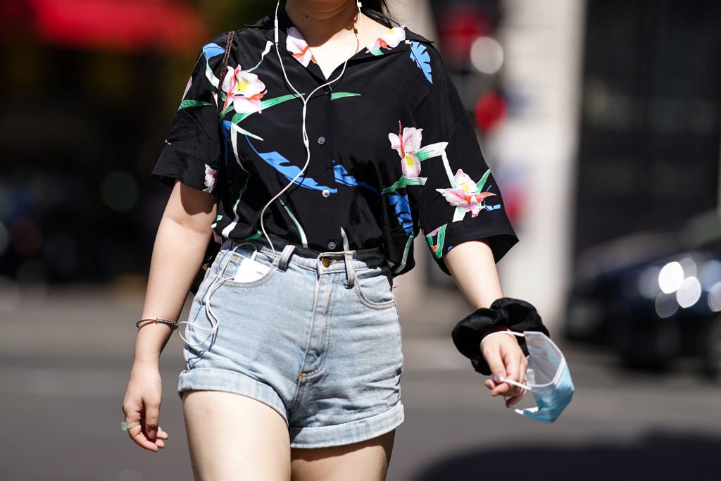 Une jeune femme à Paris portant un short en jean en juillet 2020. l Source : Getty Images