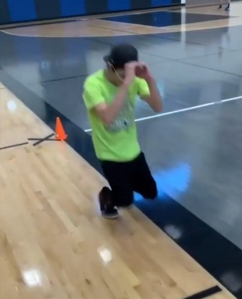 Dylan Guilmette fällt auf die Knie, als ihm das Geschenk gemacht wird. | Quelle: Instagram/sportscenter