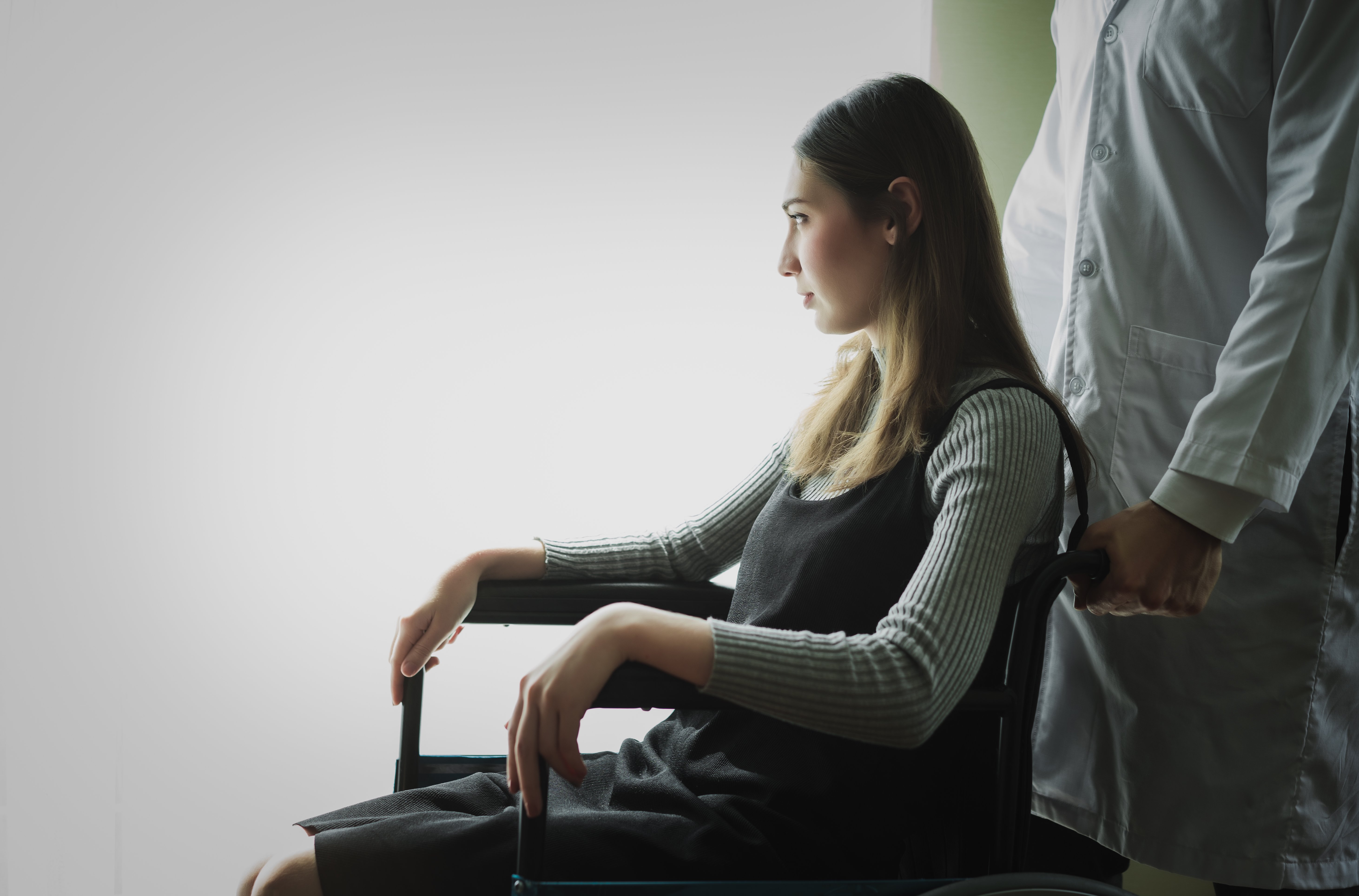 Mujer en silla de ruedas. Fuente: Shutterstock Mujer en silla de ruedas. Fuente: Shutterstock