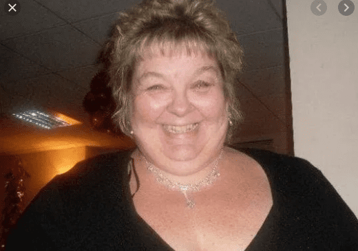 Susan Nelson a contracté le Covid-19 après un enterrement. | Photo : FR24 News Engish Susan Nelson a contracté le Covid-19 après un enterrement. | Photo : FR24 News Engish