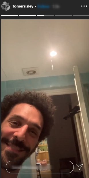 Tomer Sisley Souriant en plein confinement | Photo : Instagram