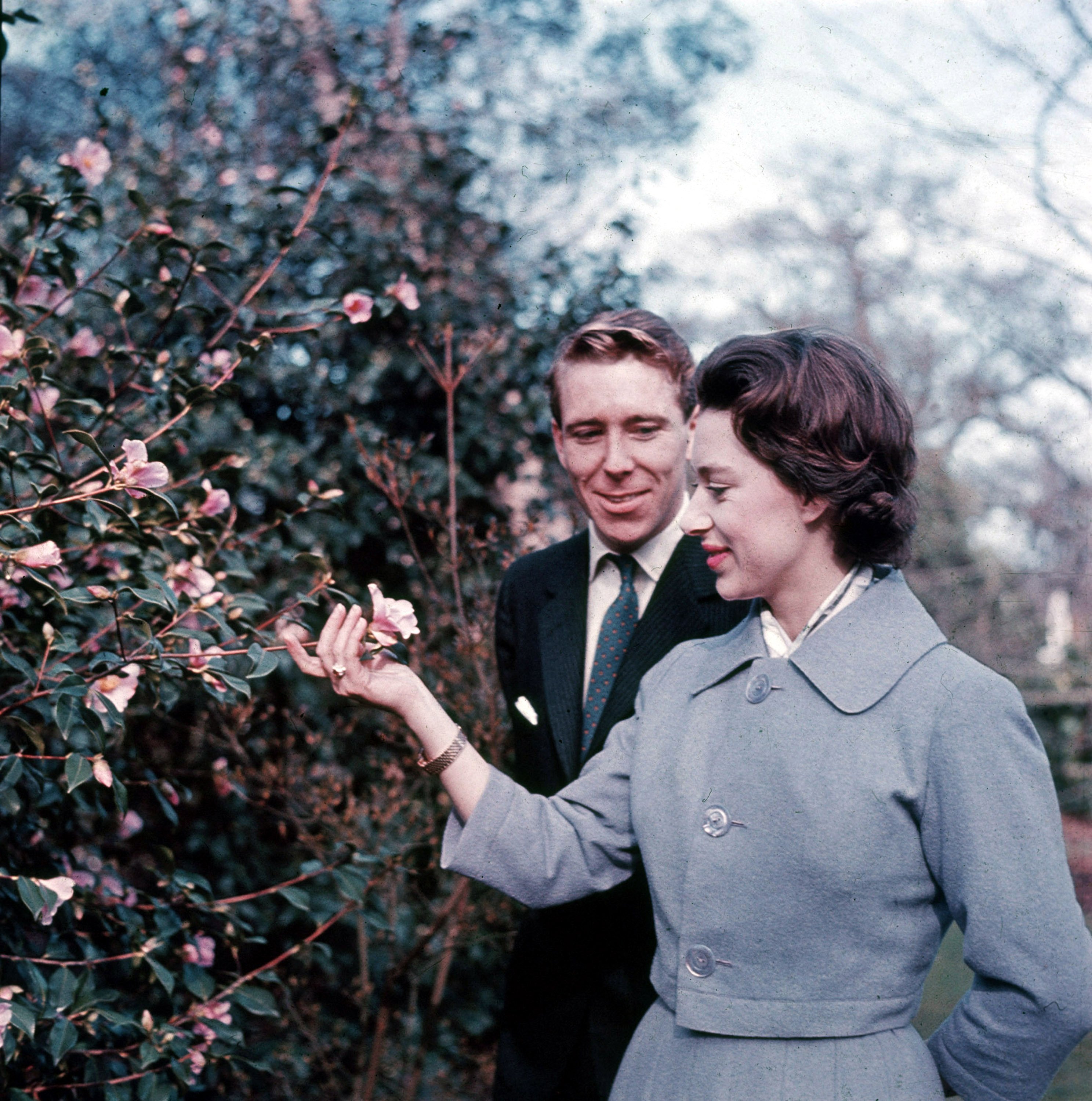Princess Margaret & Antony Armstrong-Jones in the grounds of Royal Lodge after announcing their engagement on Feb. 27, 1960 | Photo: Getty Images