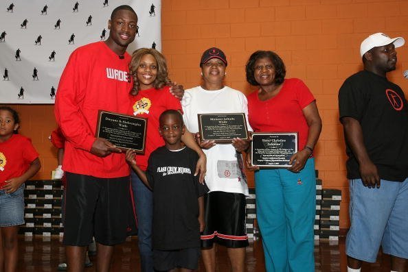  Dwyane Wade, ex-wife Siohvaughn, son Zaire, mother Minister Jolinda Wade and Christine Johnson, at the Cottage Grove Middle School August 3, 2007 | Photo: Getty Images