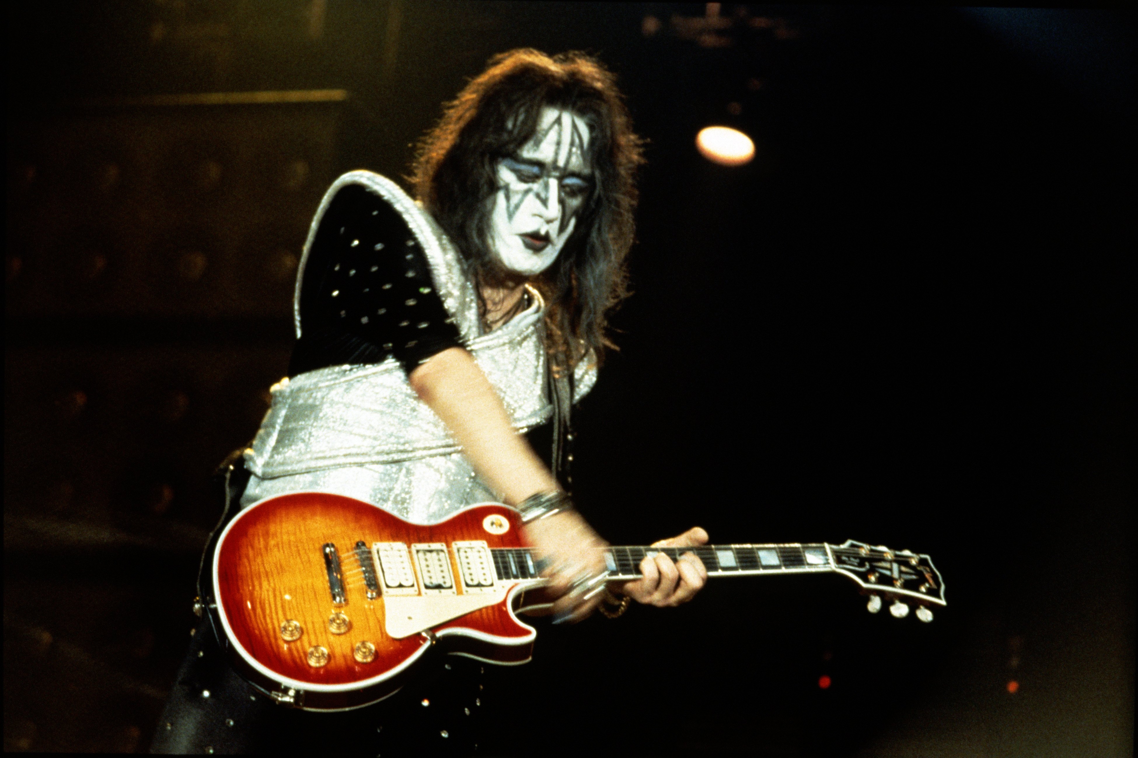 Ace Frehley, guitarist for the rock band KISS, performs at the Great Western Forum in Inglewood, California on August 23, 1996 | Source: Getty Images