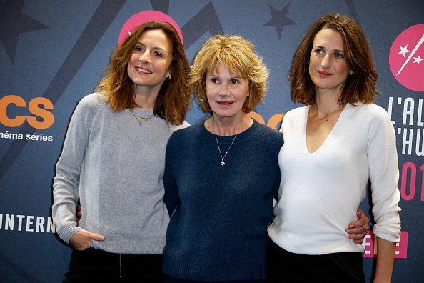 Les actrices Camille Chamoux, Miou-Miou et Camille Cottin assistent à la première de'Larguees' au 21ème Festival du Film Comique de l'Alpe d'Huez. | Photo : GettyImage