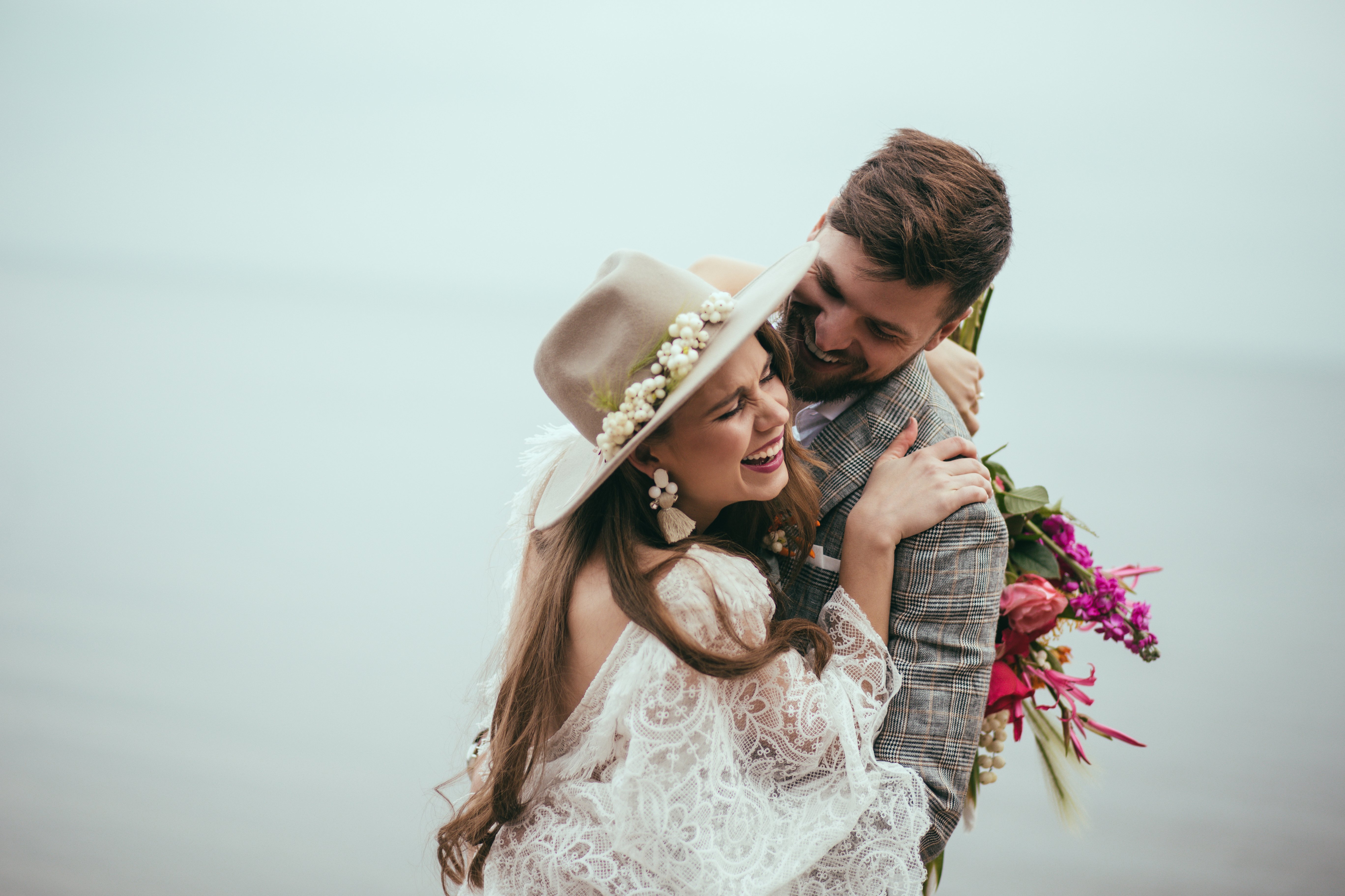 Hermosa parjea con estilo boho riéndose mientras pasean en un lago. | Fuente: Shutterstock Hermosa parjea con estilo boho riéndose mientras pasean en un lago. | Fuente: Shutterstock