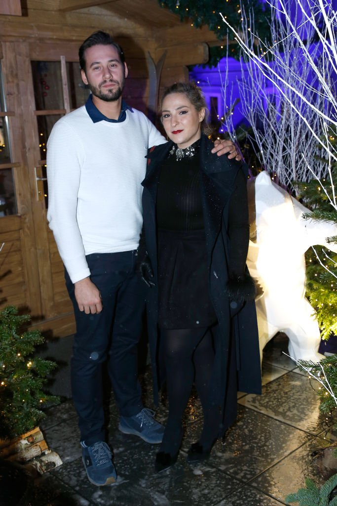 Alexis - et son compagnon Marilou Berry assistent à l'inauguration du "Chalet Les Neiges 1850" sur la terrasse de l'Hôtel "Barrière Le Fouquet's Paris" le 27 novembre 2017. | Photo : Getty Images
