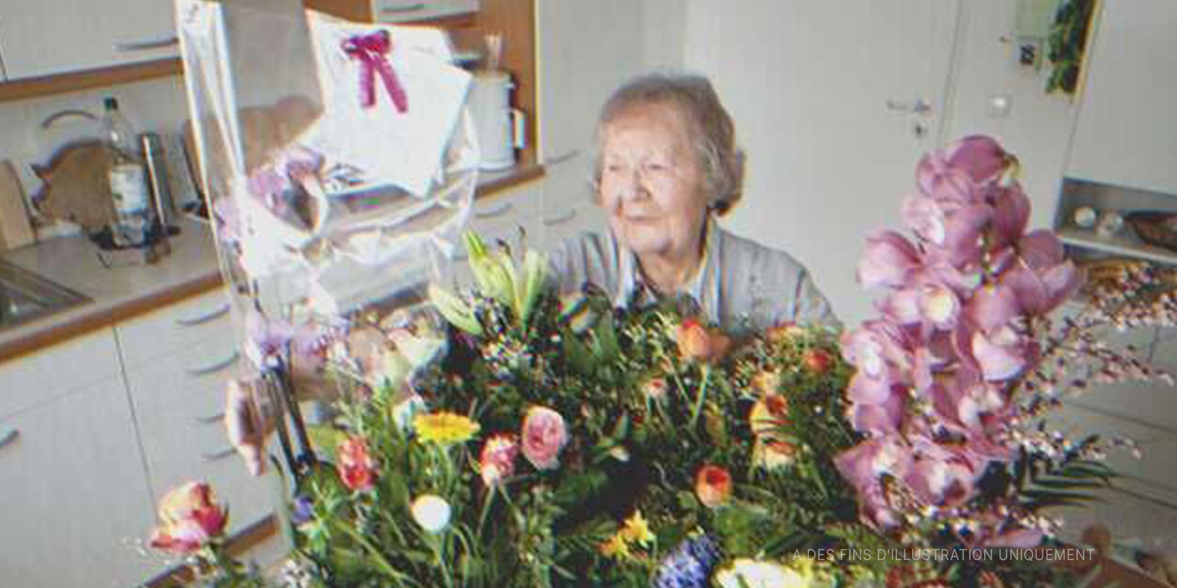 Une femme âgée devant un bouquet de fleurs | Source : Getty Images