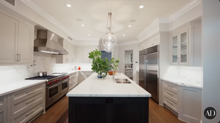 Viola Davis' kitchen in her Los Angeles home, from a video dated January 5, 2023 | Source: youtube.com/ArchitecturalDigest
