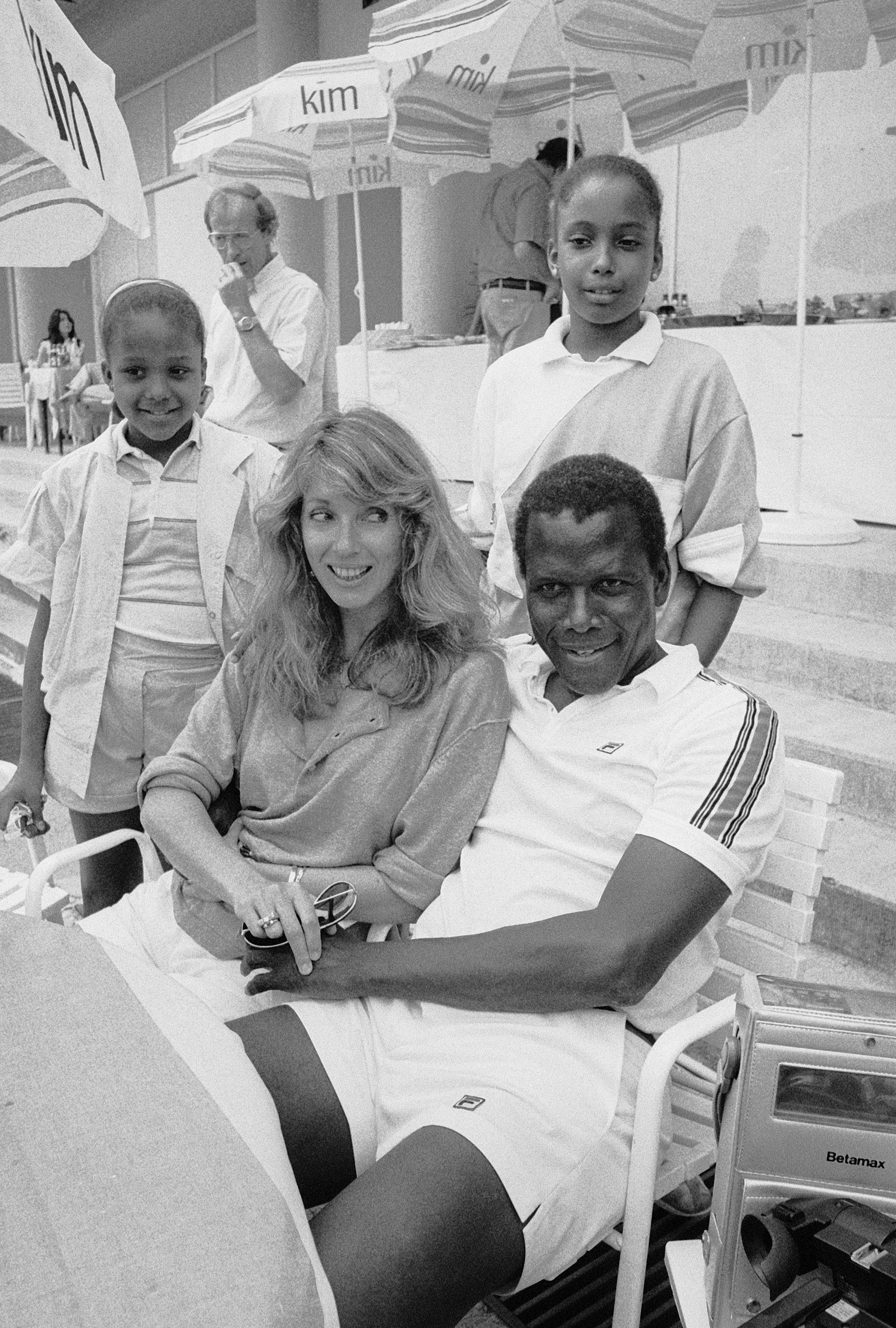 Sidney Poitier with his wife Joanna Shimkus and their children in Monte Carlo, 1983, Monaco. | Photo: Getty Images