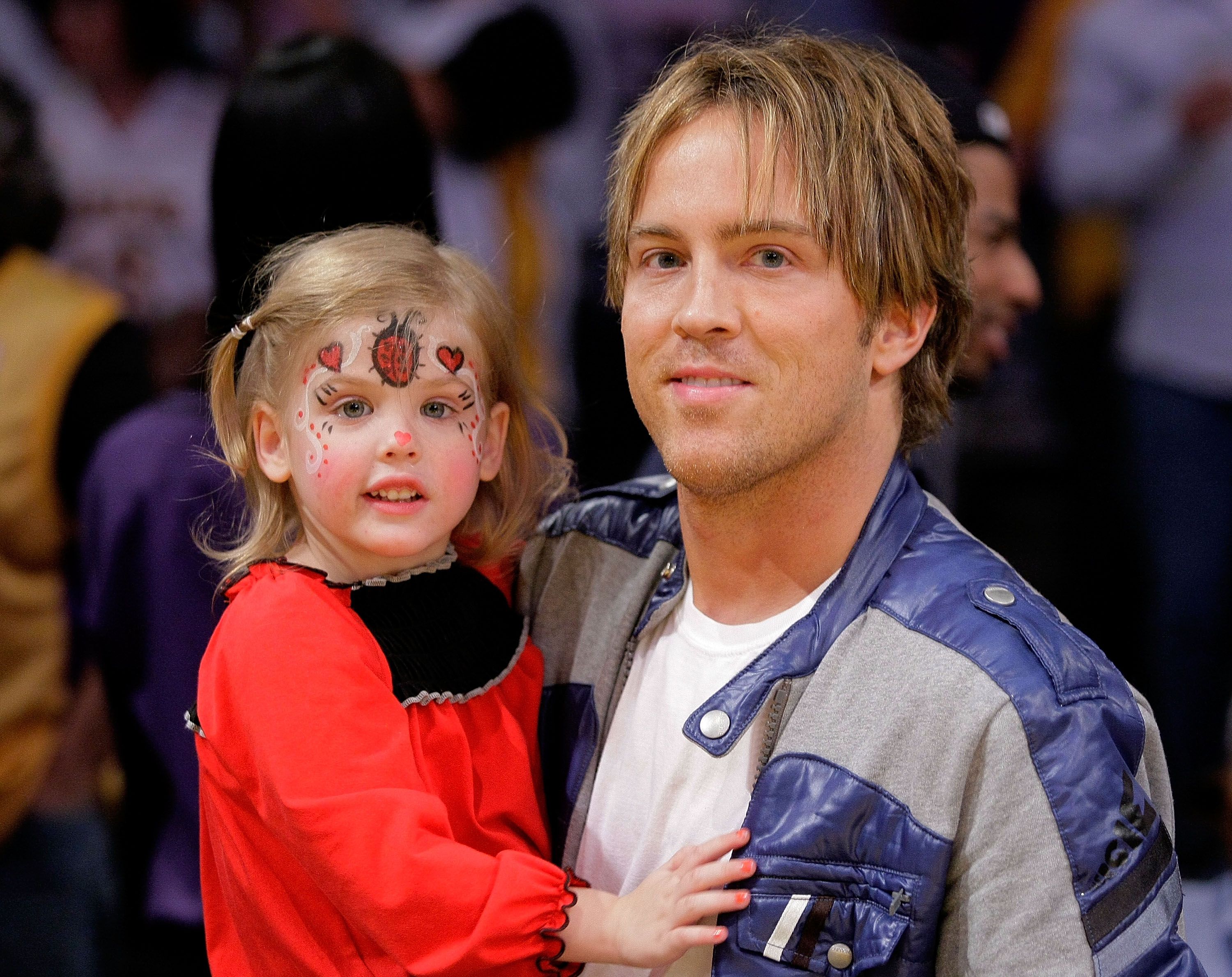 Larry Birkhead and his daughter Dannielynn Birkhead during a game between the New Orleans Hornets and the Los Angeles Lakers at Staples Center on November 8, 2009 in Los Angeles, California. | Source: Getty Images