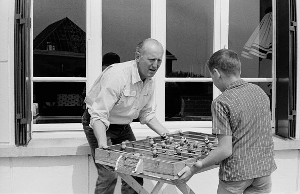 L'acteur français Bourvil à la maison avec sa famille en France, le 5 octobre 1972 . |Photo : Getty Images