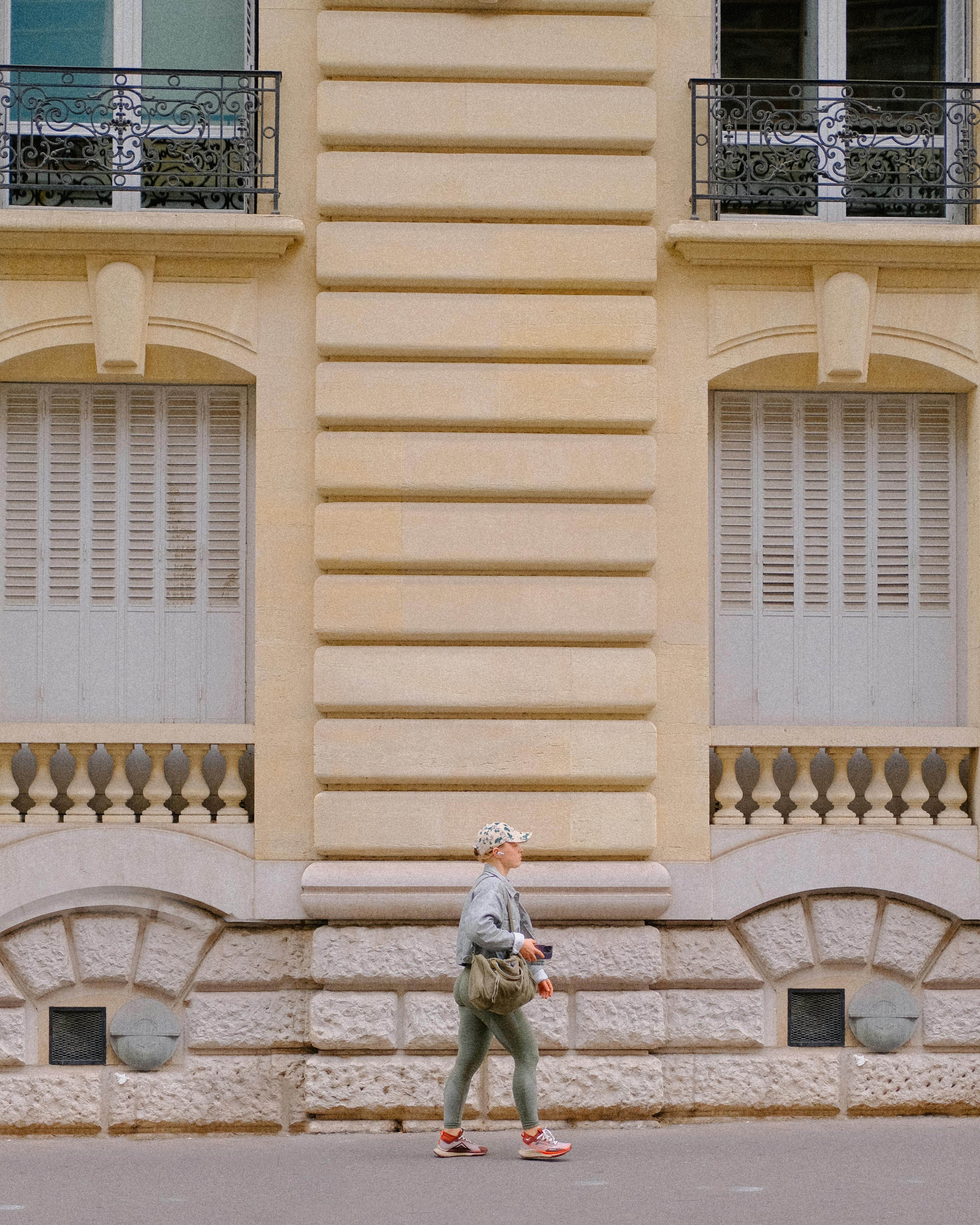 A woman walking. | Source: Pexels