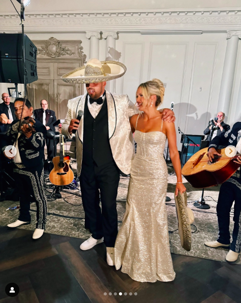 Jon Runyan Jr. singing a song to Victoria Schultz on their wedding day, posted on July 15, 2024 | Source: Instagram/isabellamoranda