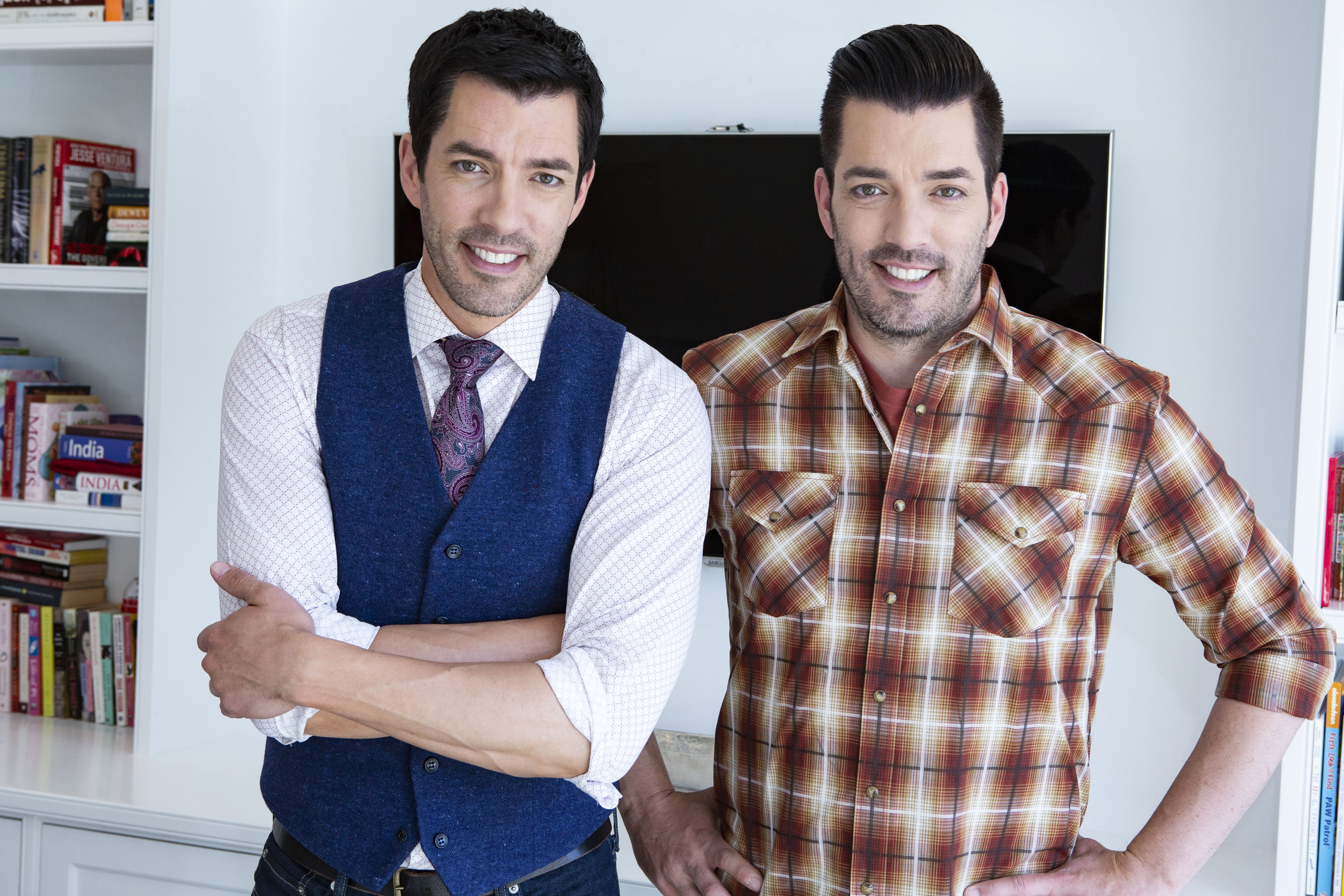 Television hosts Jonathan and Drew Scott pose for a portrait session in March 2018 in Los Angeles, California | Source: Getty Images