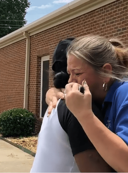 The teacher and Courtney Adeleye hugging.┃Source:instagram.com/courtneyadeleye