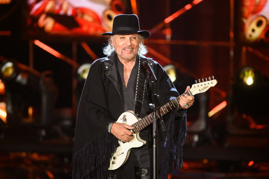 Danyel Gérard, chanteur pop français, chante la chanson "Butterfly" le 27 Novembre 2019. | Photo : Getty Images
