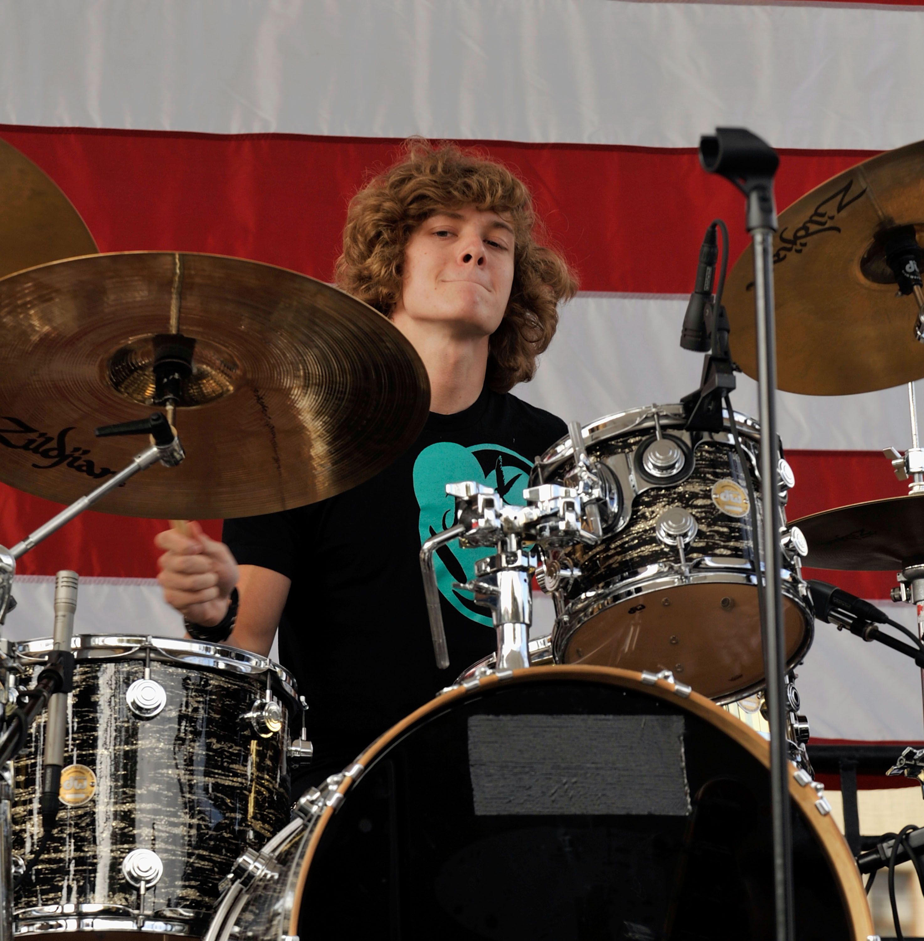 "Mac" Sinise plays the drums with his father, Gary Sinise's Lt. Dan Band at the USO's Road 2 Recovery on October 4, 2008, at the Wadsworth Theater Parking Lot in Los Angeles, California. The Road 2 Recovery Program helps support severely wounded veterans from the war in Iraq | Source: Getty Images