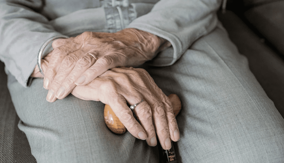 Image montrant des mains d'une vieille femme. | Photo : Pixabay