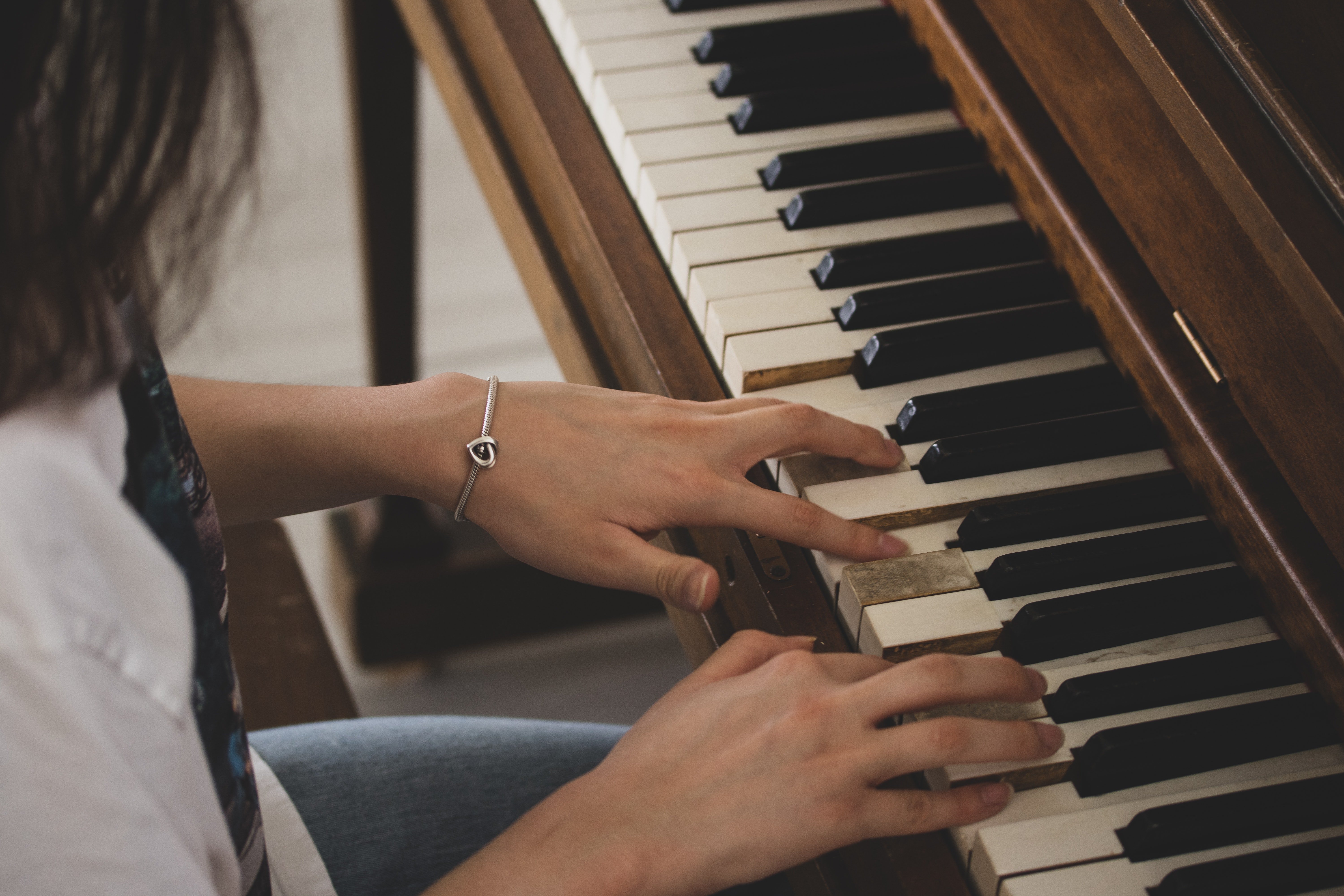 Una joven tocando el piano. | Foto: Pexels