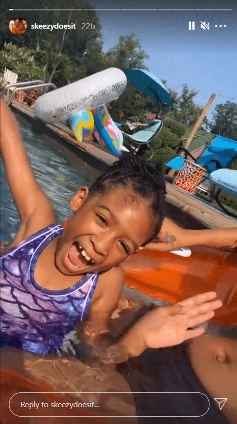 Whoopi Goldberg's great-granddaughter playing in the pool | Photo: Instagram/skeezydoesit