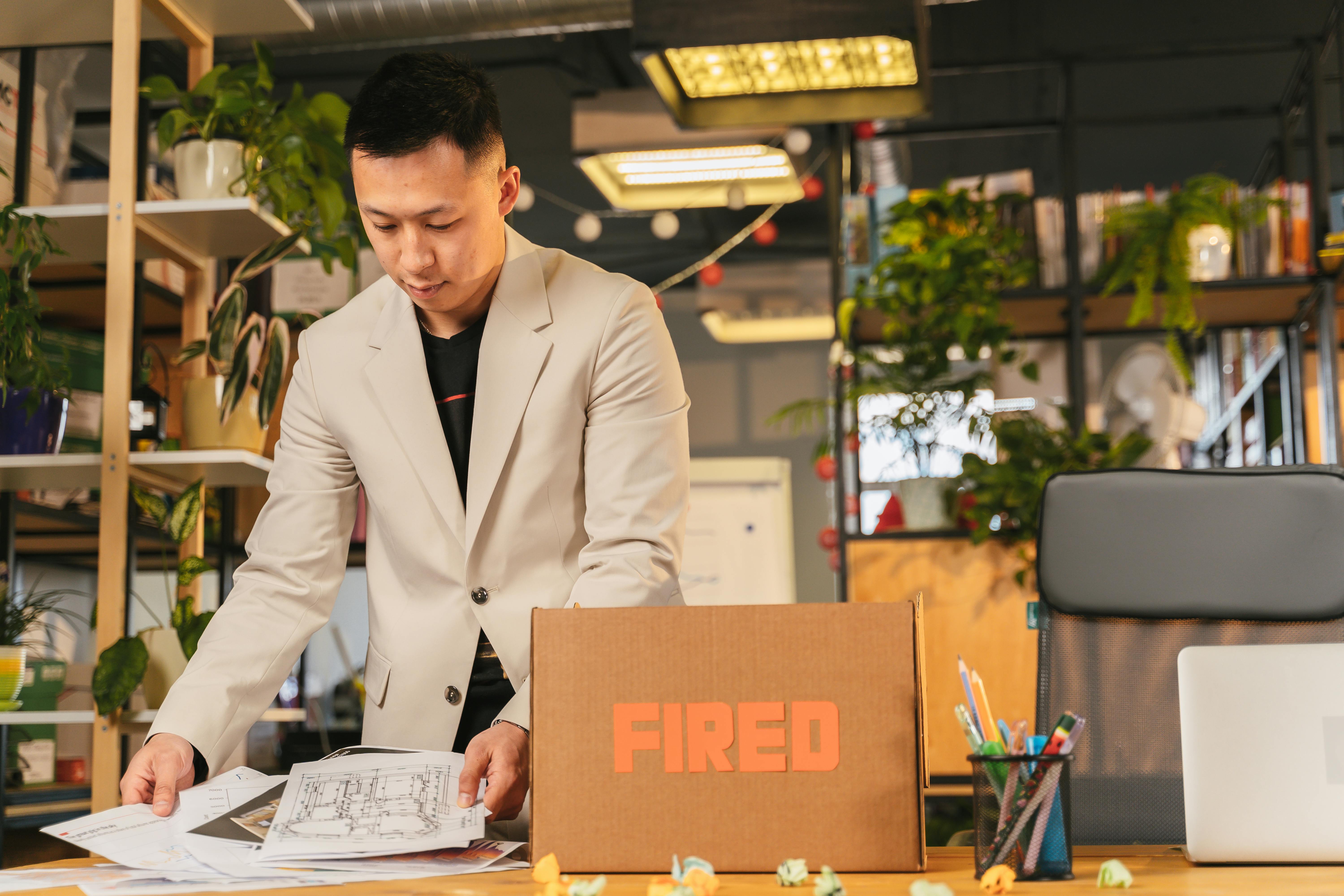 A man fired from his job packing his things | Source: Pexels