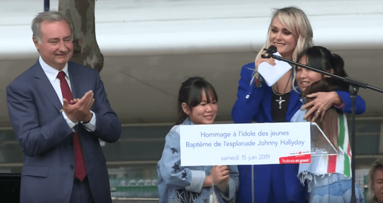 Le maire de Toulouse, Laeticia Hallyday, Jade et Joy, lors de l'inauguration de l'Esplanade Johnny Hallyday. | Youtube/AFP Le maire de Toulouse, Laeticia Hallyday, Jade et Joy, lors de l'inauguration de l'Esplanade Johnny Hallyday. | Youtube/AFP