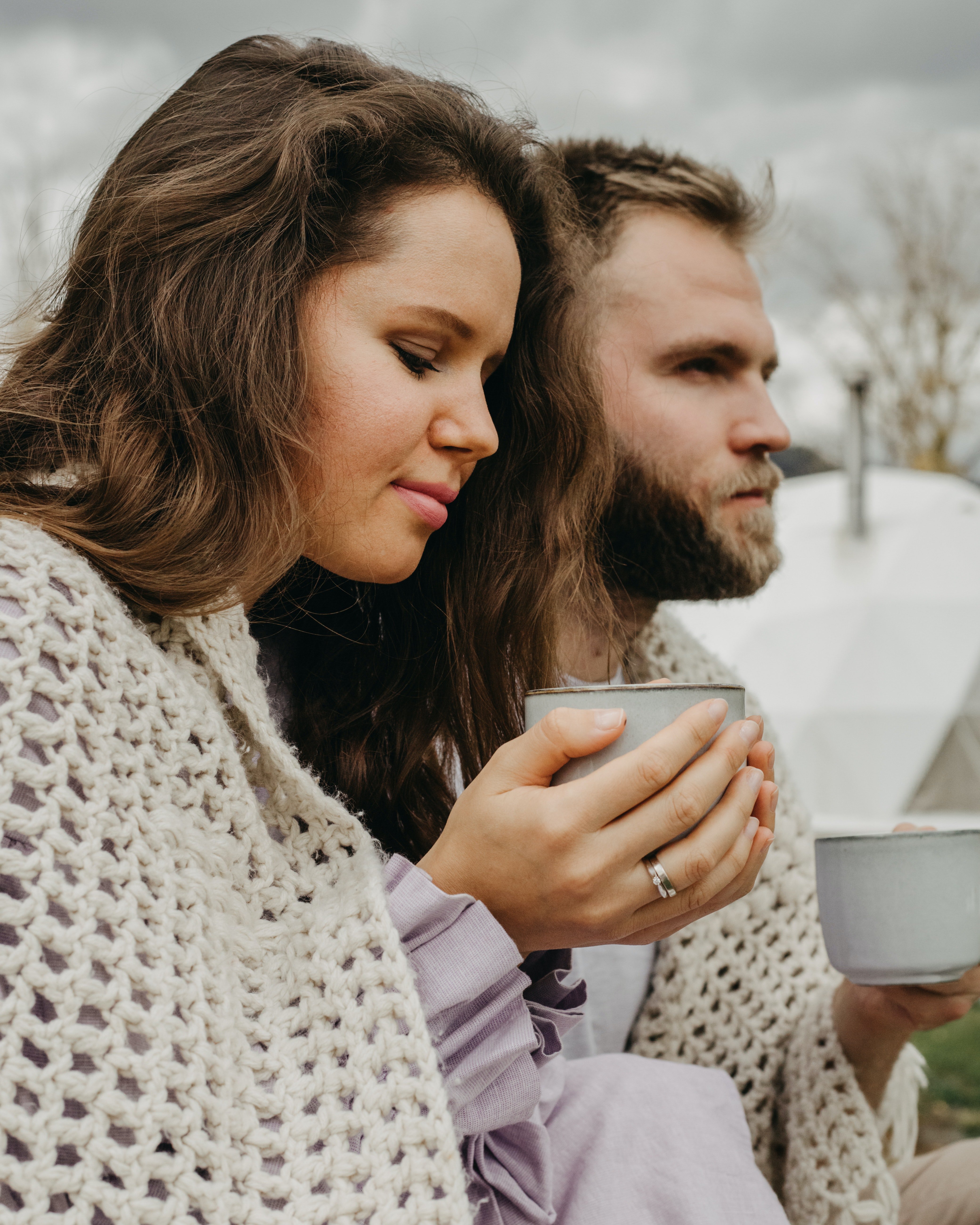 Una pareja comparte un momento intimo, mientras ella toma cafe. | Foto: Pexels